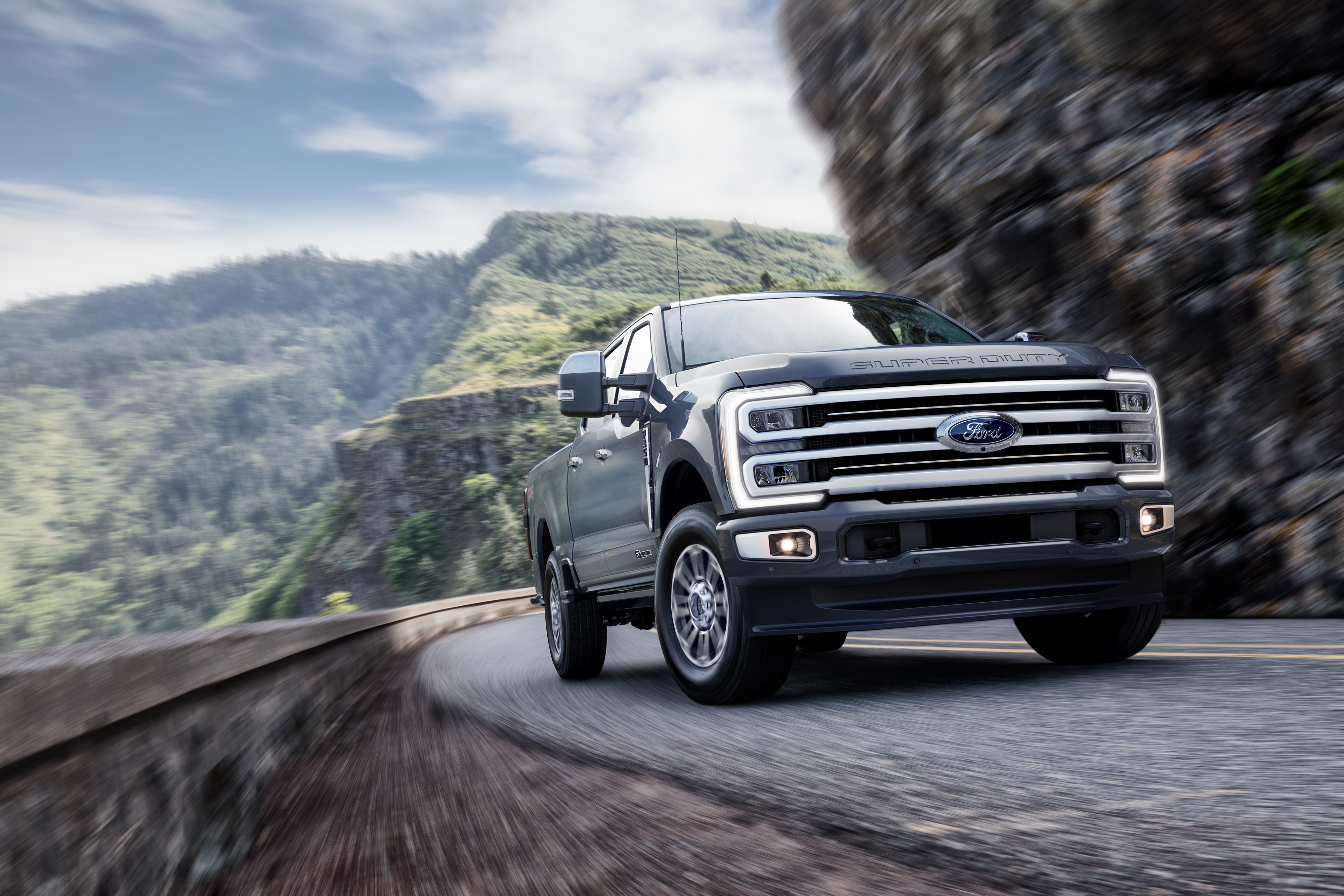 2025-Ford-F350-Platinum-CrewCab-Truck-L03.jpg